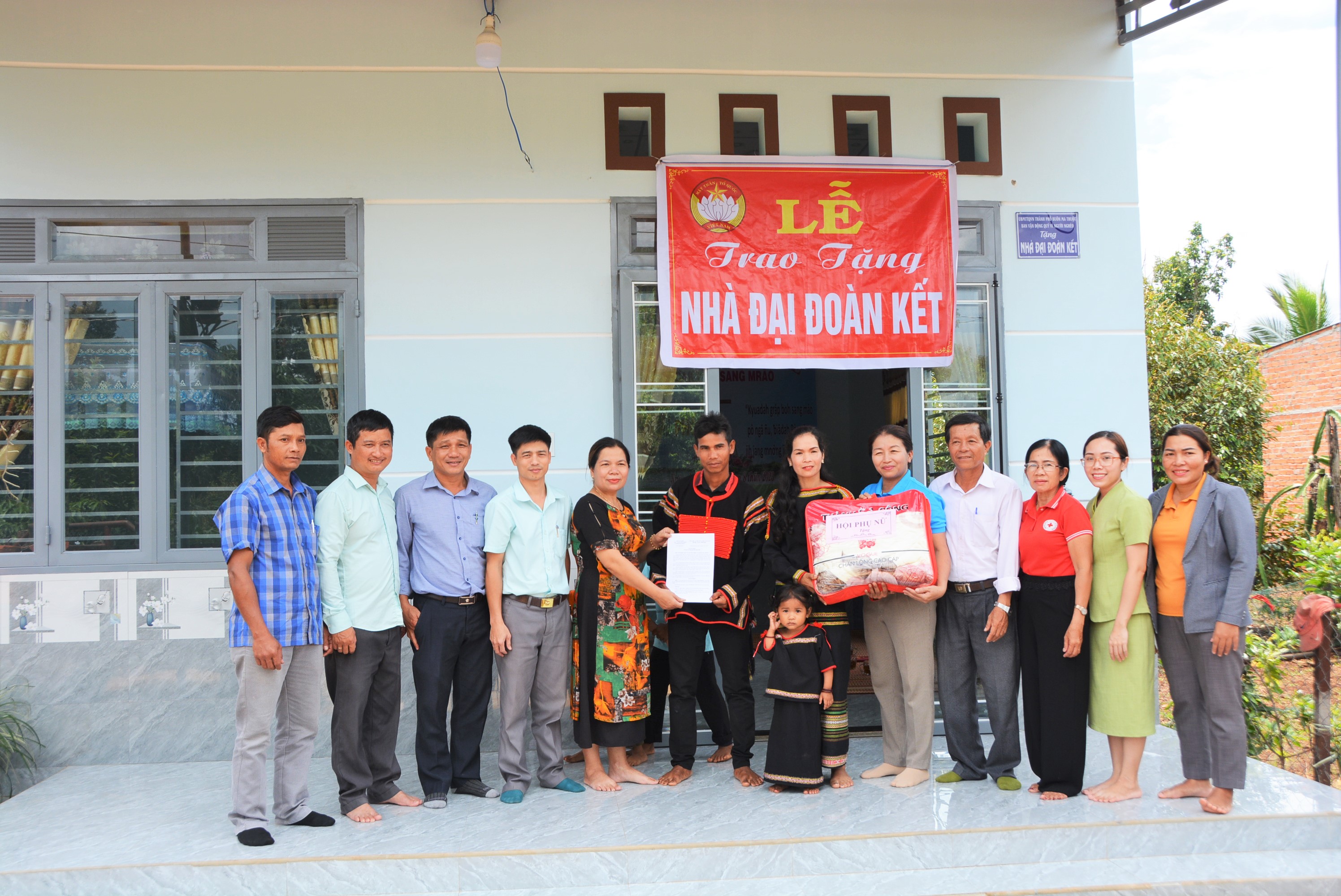 Ủy ban MTTQ Việt Nam TP. Buôn Ma Thuột trao tiền hỗ trợ xây dựng 04 căn nhà đại đoàn kết cho hộ nghèo, hộ cận nghèo tại xã Hòa Khánh.